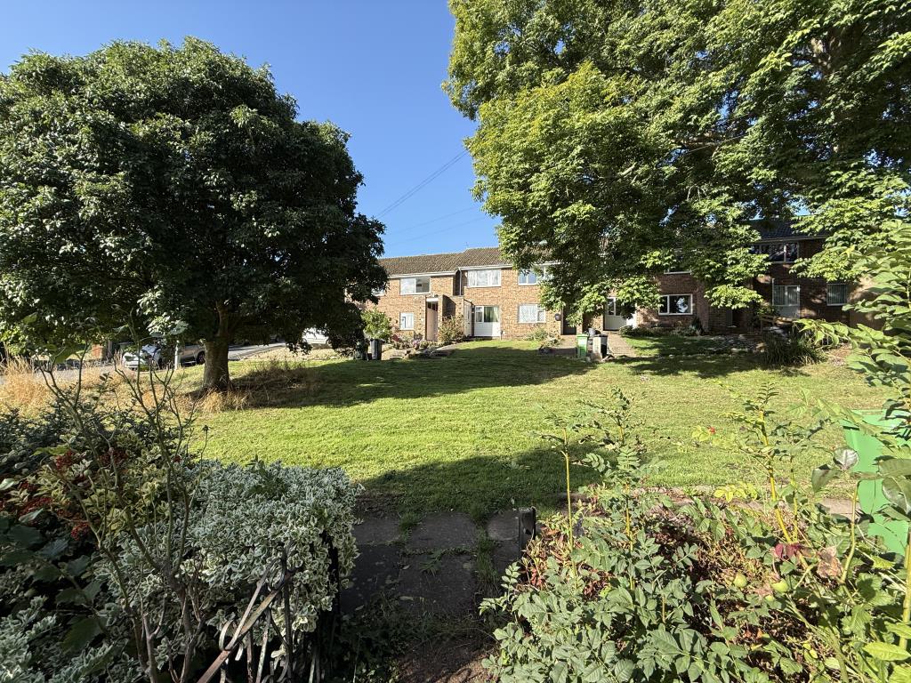 Lot: 164 - TWO-BEDROOM GROUND FLOOR FLAT - Outlook to the front
